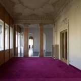 ...ma basta spostarci nella stanza principale per ritrovare il regale stile originario del palazzo. Un ampio salone rettangolare...